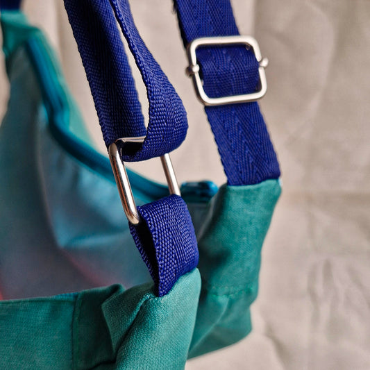 Detalle de la hebilla de las bananas de colores