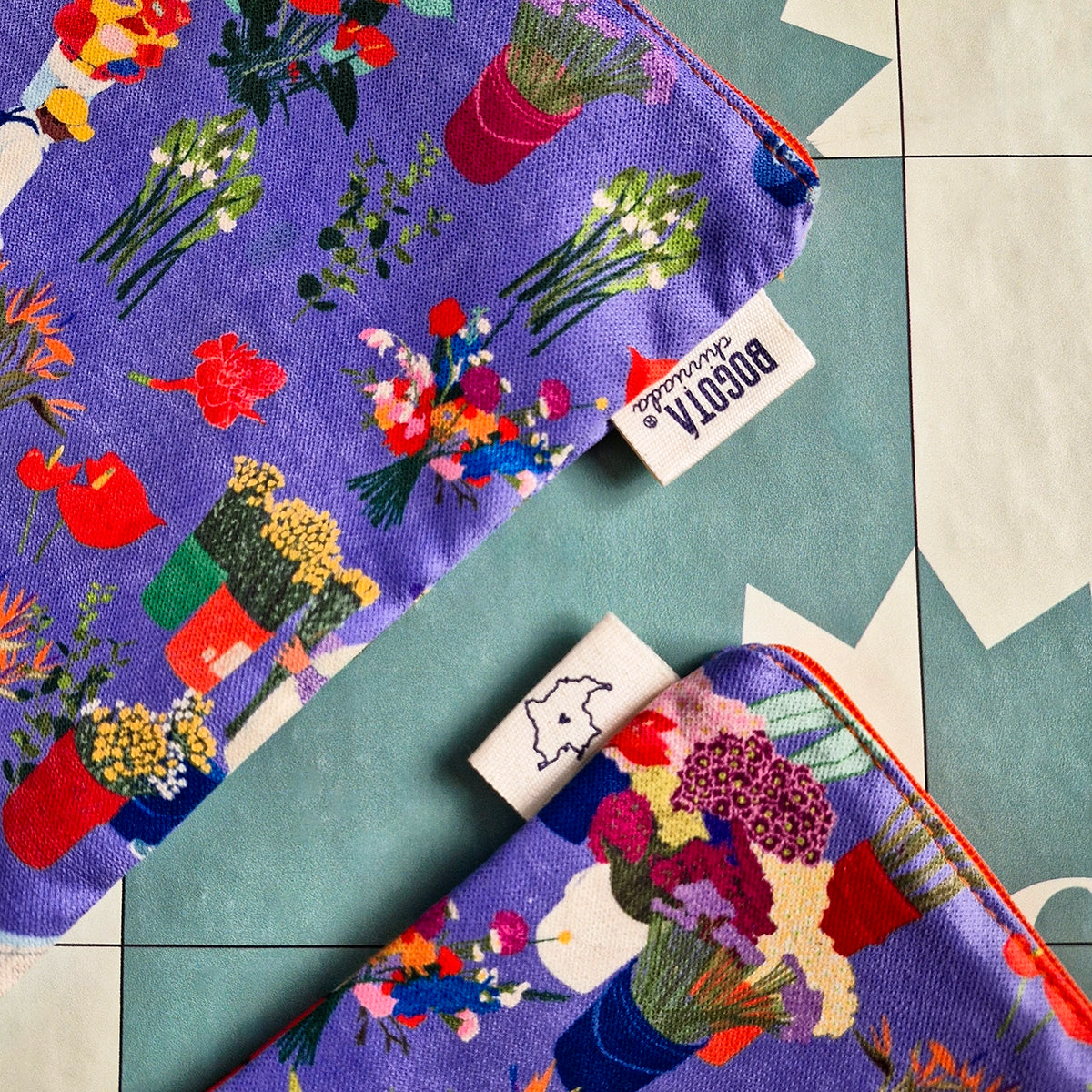 Detalle de cartuchera de mercado de flores de Colombia